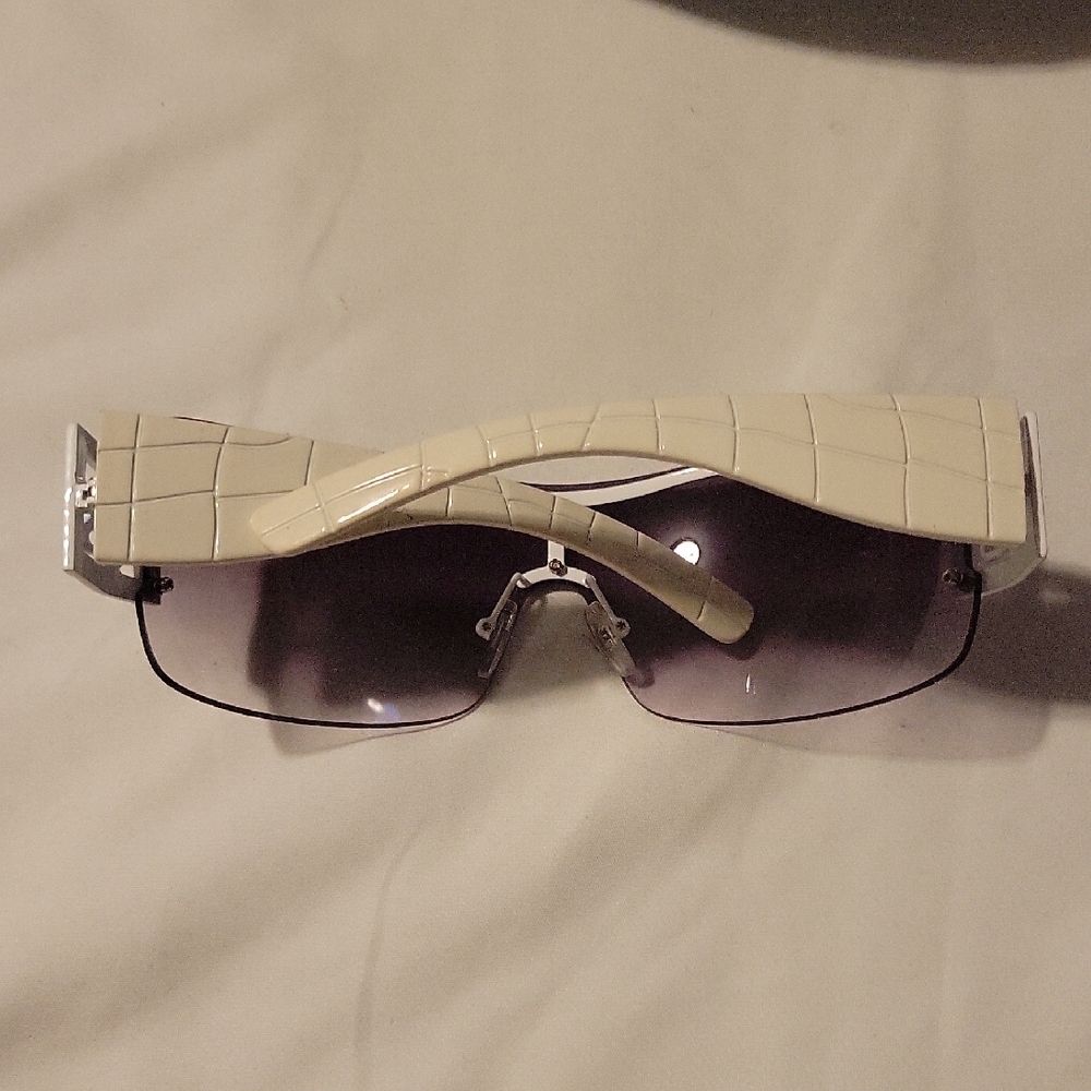 Jessica Simpson Stylish White and Black Sunglasses with Case - Picture 6 of 11